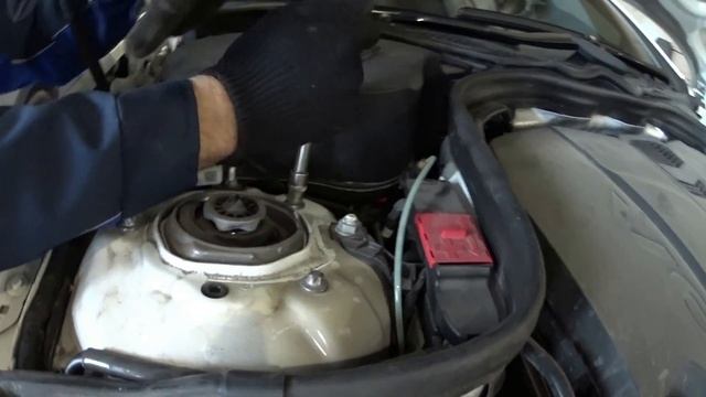 Пневмоподвеска Мерседес CLS W218, W212 (демонтаж/монтаж передней пневмостойки).