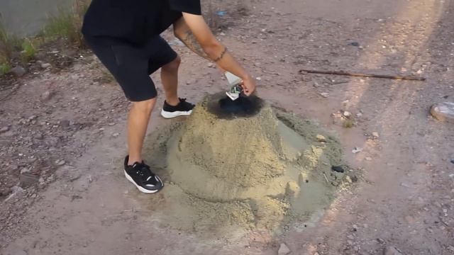 EXPLODI 3.700 BOMBAS DENTRO DE UM BURACO DE AREIA смотреть онлайн