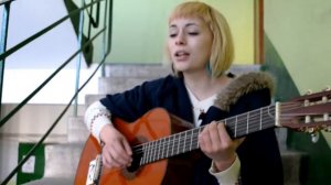 Девушка очень хорошо поёт