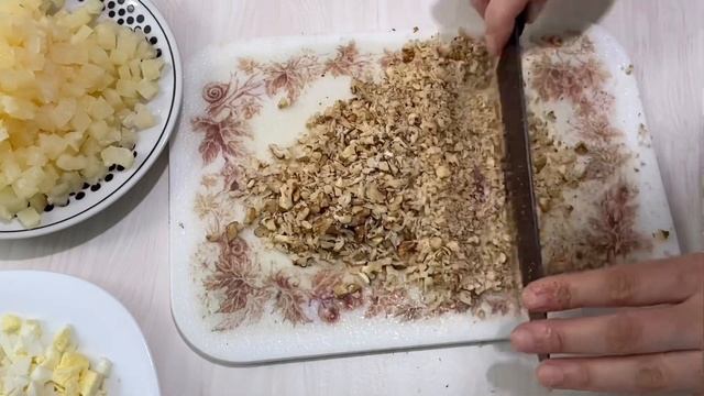 САЛАТ АНАНАС?ХАЙИТ ДАСТУРХОНИ УЧУН МАЗЗАЛИ ОСОН СУПЕР САЛАТ. Очень нежный салат с курицей и орехами смотреть онлайн