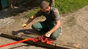 Гнём арматуру ручным  станком