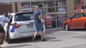 Вытаскивают стулья из под людей | ПРАНК