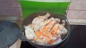Тушим капусту с курицей и картофелем.