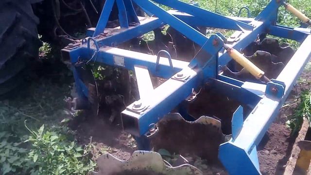 Дискування міжряддя, боротьба з бур'янами та порослю акації та клинка. смотреть онлайн