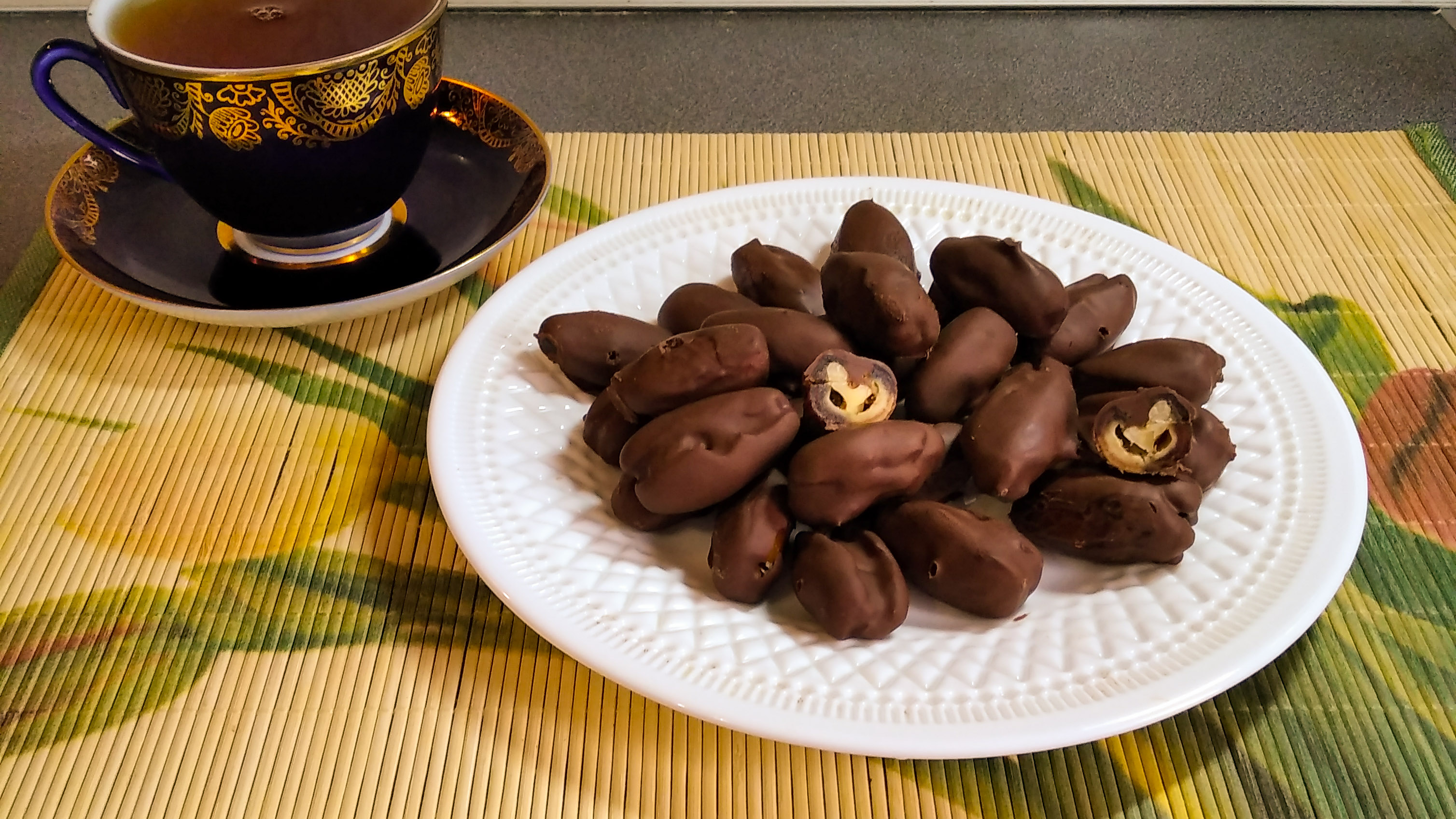 Финики с грецким орехом в шоколаде