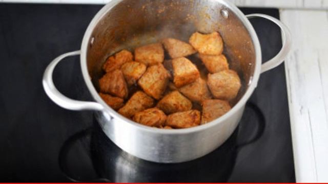 Pork pilaf in a saucepan on the stove crumbly смотреть онлайн