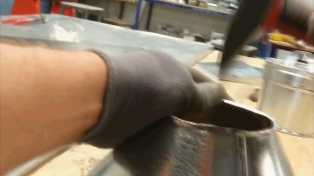 Syöksytorven suppilon valmistaminen / Изготовление воронки водосточной трубы смотреть онлайн