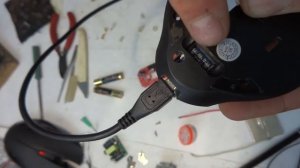 Устанавливаем аккумулятор в мышь