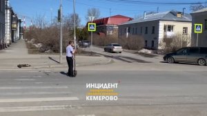 мужик с лопатой атакует автобус