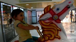 Мири катается на лошадке