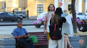 Неадекватная девочка пристает к людям Пранк / Пранки по комментариям #яМайя