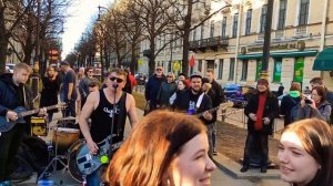 Группа "Висконти" снова выступает на Большой Конюшенной улице в Санкт-Петербурге...