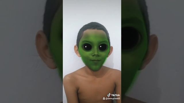 Menino verde e o palhacinho