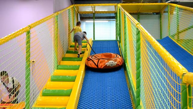 ДЕТИ В ИГРОВОЙ КОМНАТЕ