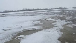 Резиновая лодка и лёд