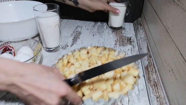 РЕЦЕПТ: Яблочная шарлотка. Простой бюджетный завтрак для всей семьи. смотреть онлайн