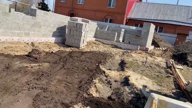 Засыпаю ямы на участке мини погрузчиком , всем рекомендую иметь в частном доме такого помощника