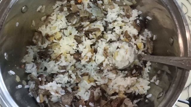 Кальмары фаршированные грибами и рисом.