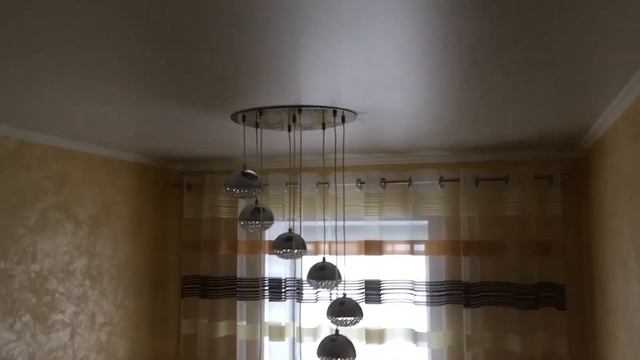 Потолочный плинтус не приклеивают к натяжному потолку. Подробности по ссылке под видео. смотреть онлайн