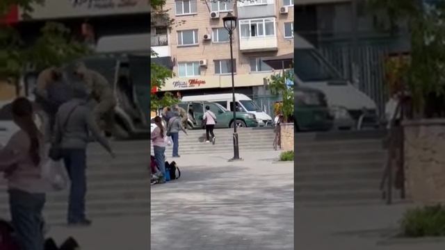 Сотрудники ТЦК скрутили мужчину в Запорожье. Смотрите, что было дальше