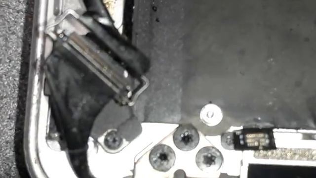 MacBook retina liquid damage not working and screen stolen from the customer смотреть онлайн