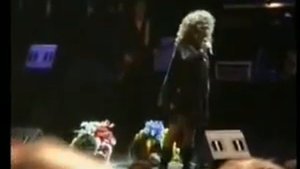 Алла Пугачева поет под фанеру.