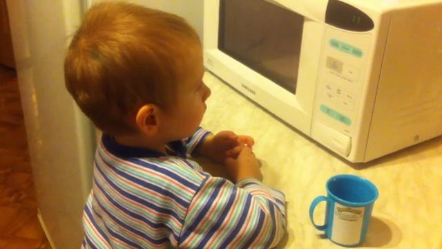 Как разогреть молоко в микроволновке Видеоинструкция смотреть онлайн