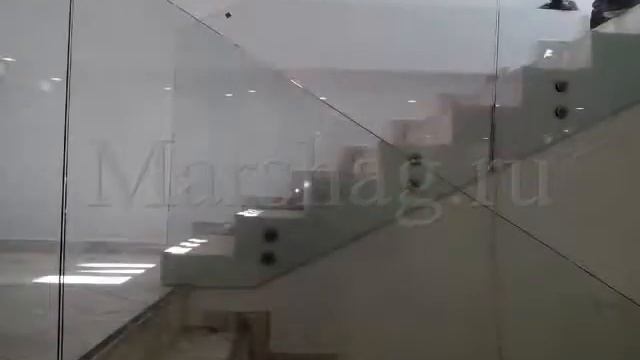 Монтаж самонесущих стеклянных перил Маршаг