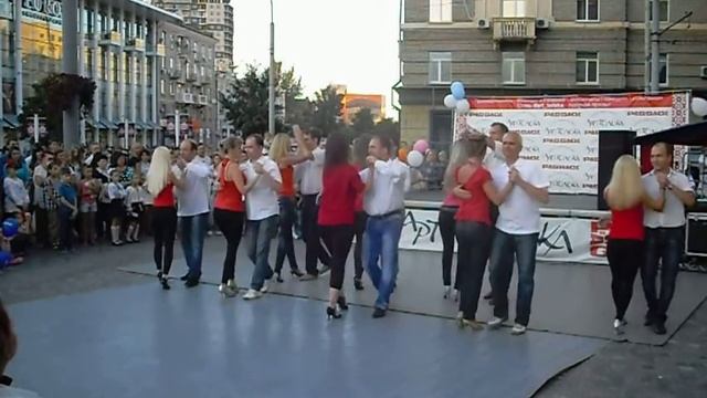 хореография Kizomba Flashmob 2016 на День города смотреть онлайн