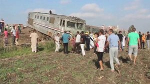 В Египте продолжаются работы на месте крупной железнодорожной аварии