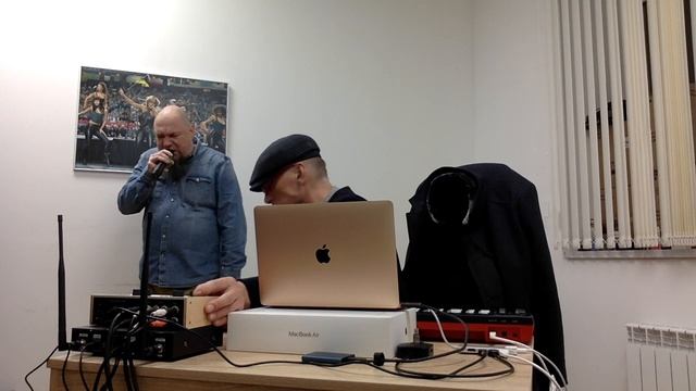 Прогон песен перед концертом.