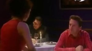 Девушка пердит  в ресторане