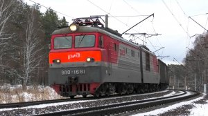 ВЛ10-1681 с грузовым поездом и приветливой бригадой