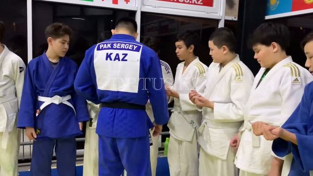 Тренер проверяет ногти у детей, ORTUS.KZ. смотреть онлайн