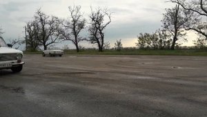 Белая ВАЗ 2101 на 2х карбах -  нарезает круги.