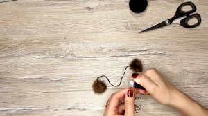 Резинка для волос с мехом./DIY: Scrunch  hair with fur pompoms.