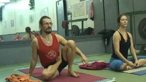 8.  Михаил Константинов и Яна Макбрайд. Аштанга Виньяса Йога 1 и 2 уровень.