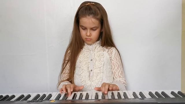 Разыгрываюсь перед игрой на фортепиано . I train my fingers before playing the synthesizer /piano смотреть онлайн