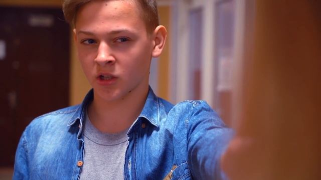 КРАСАВЧИКА ЗАЦЕЛОВАЛИ прямо на уроке
