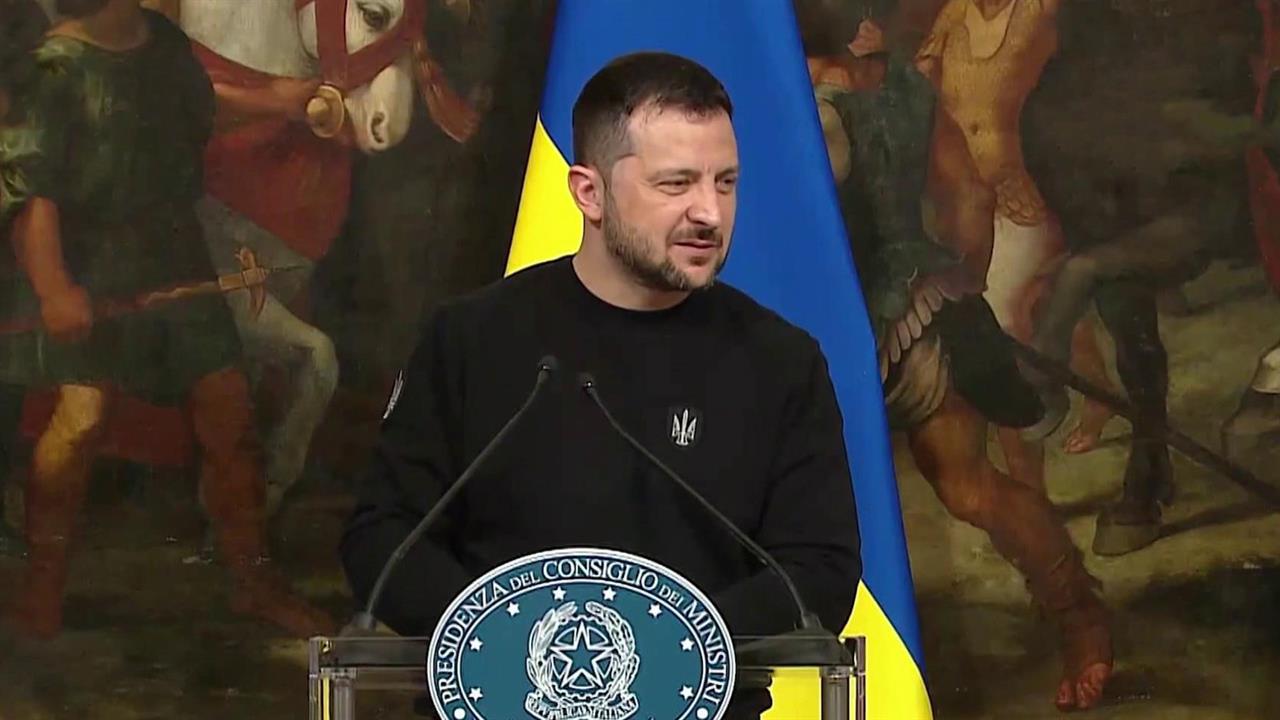 Владимир Зеленский гастролирует по миру на французском самолете под шквал критики