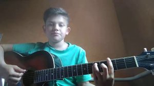 Девочка с каре на гитаре