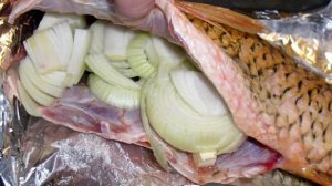 Сазан с луком запеченный в духовке