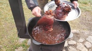 РУЛЬКА В ЛУКОВОЙ ШЕЛУХЕ НА НОВОГОДНИЙ СТОЛ В КАЗАНЕ НА КОСТРЕ