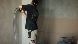 Убираем неровности штукатурки в углах и примыканиях.