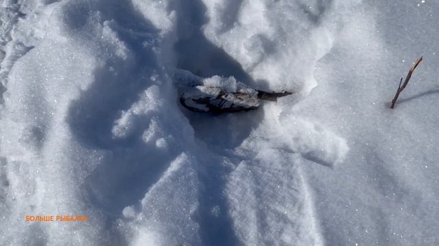 НАШЁЛ ЯМУ С КУМЖЕЙ. Крупняк оборвал мормышку! Рыбалка на ВТВ в конце марта. смотреть онлайн