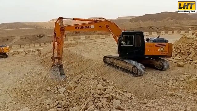 Hyundai 220LC Excavator Amazing Excavation for a Road Culvert / Culvert Designe смотреть онлайн