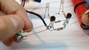 Управление нагрузкой при помощи полевых транзисторов 2N7000. Две кнопки без фиксации.