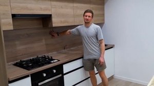 Кухня с двухуровневыми разноглубокими верхними шкафами, ручкой гола и системой открывания пуш ап.