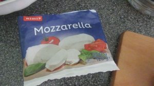 Салат с моцареллой, помидорами, рукколой и базиликом.