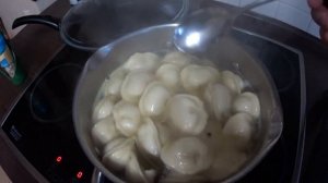 пельмени вареные, вкусный бульон.